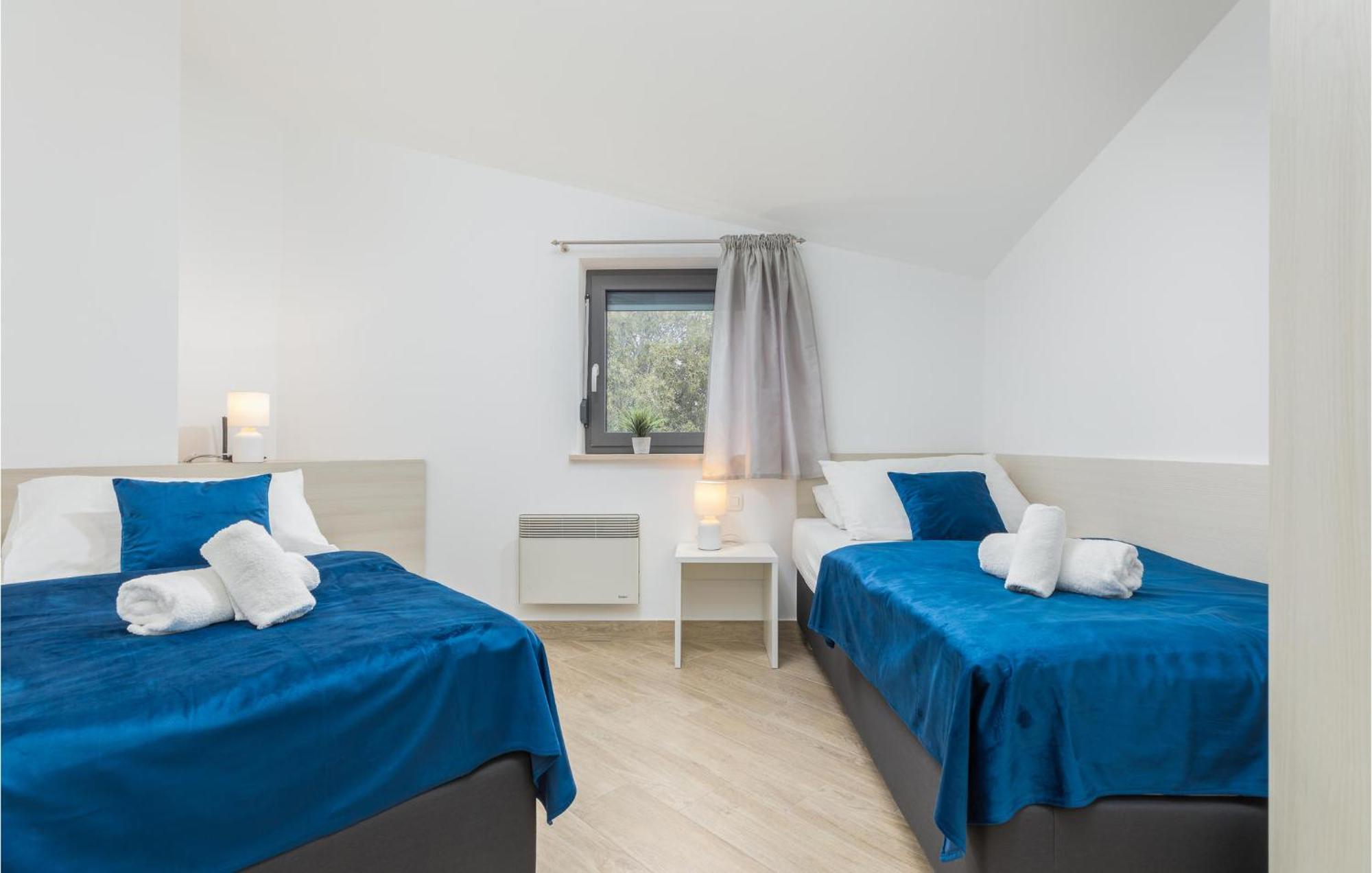 Stunning Apartment In Pjescana Uvala With Wifi Bagian luar foto