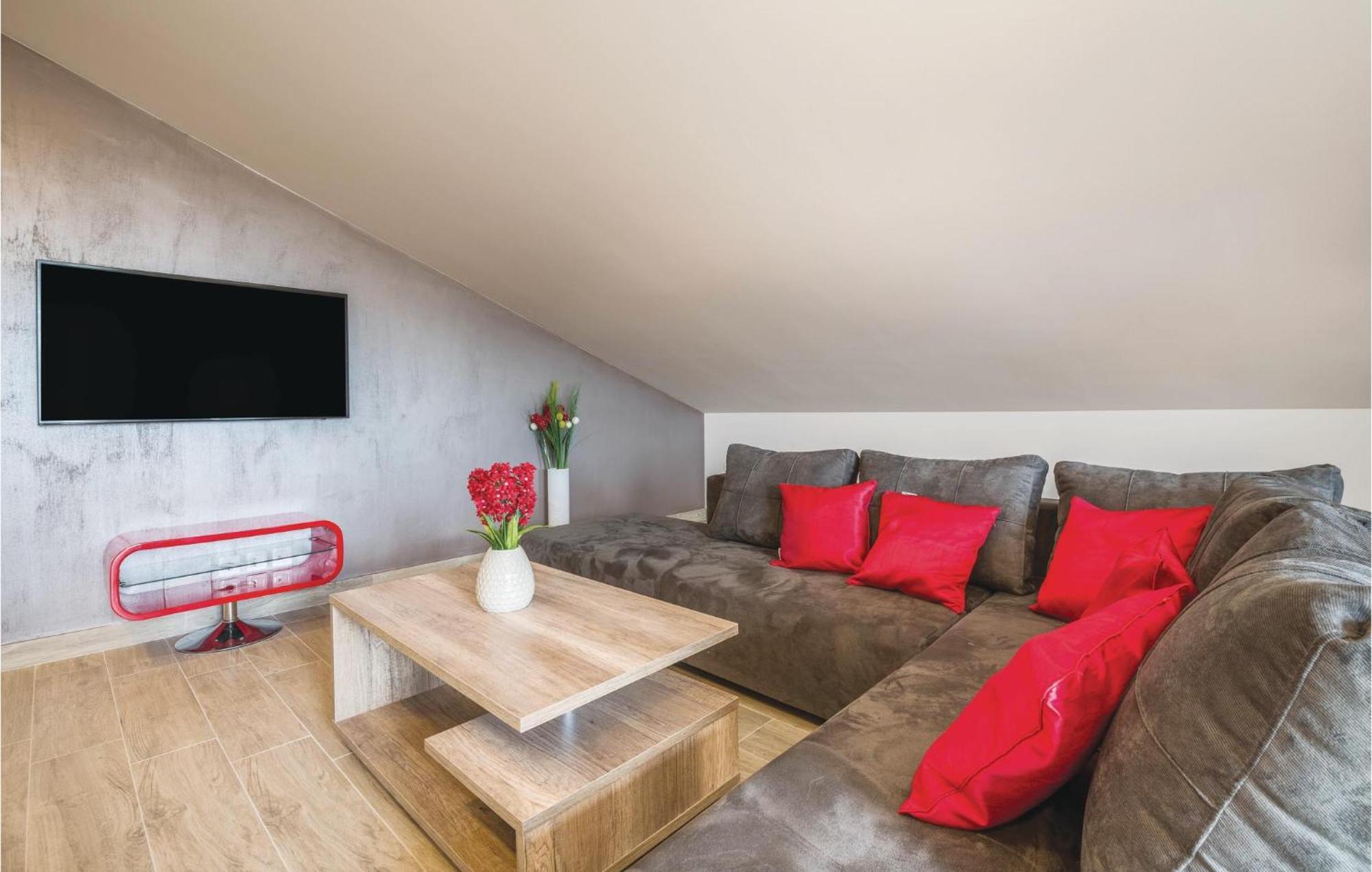 Stunning Apartment In Pjescana Uvala With Wifi Bagian luar foto