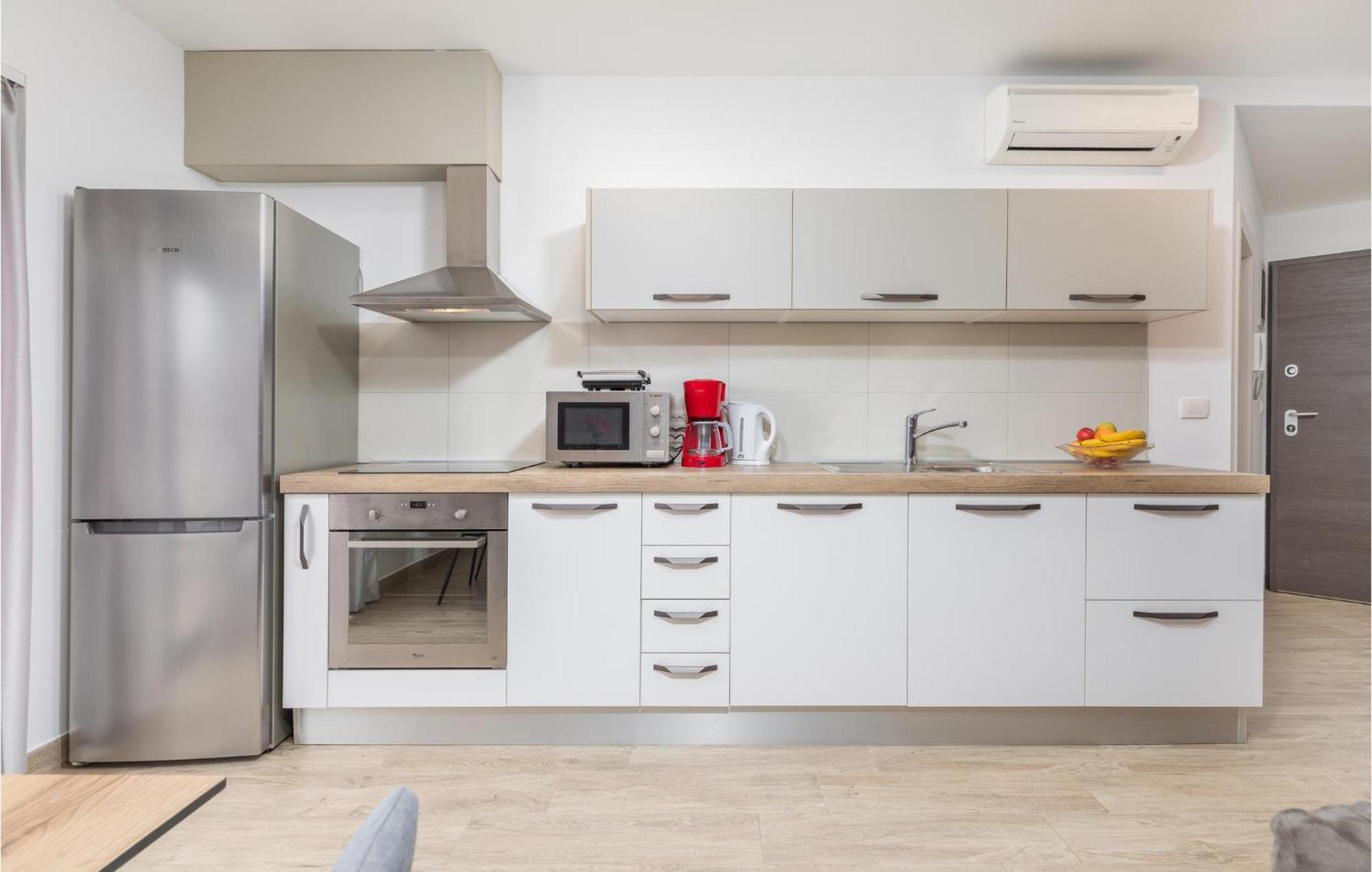 Stunning Apartment In Pjescana Uvala With Wifi Bagian luar foto