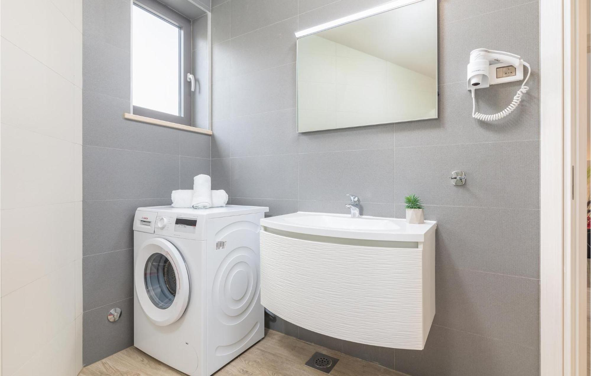 Stunning Apartment In Pjescana Uvala With Wifi Bagian luar foto