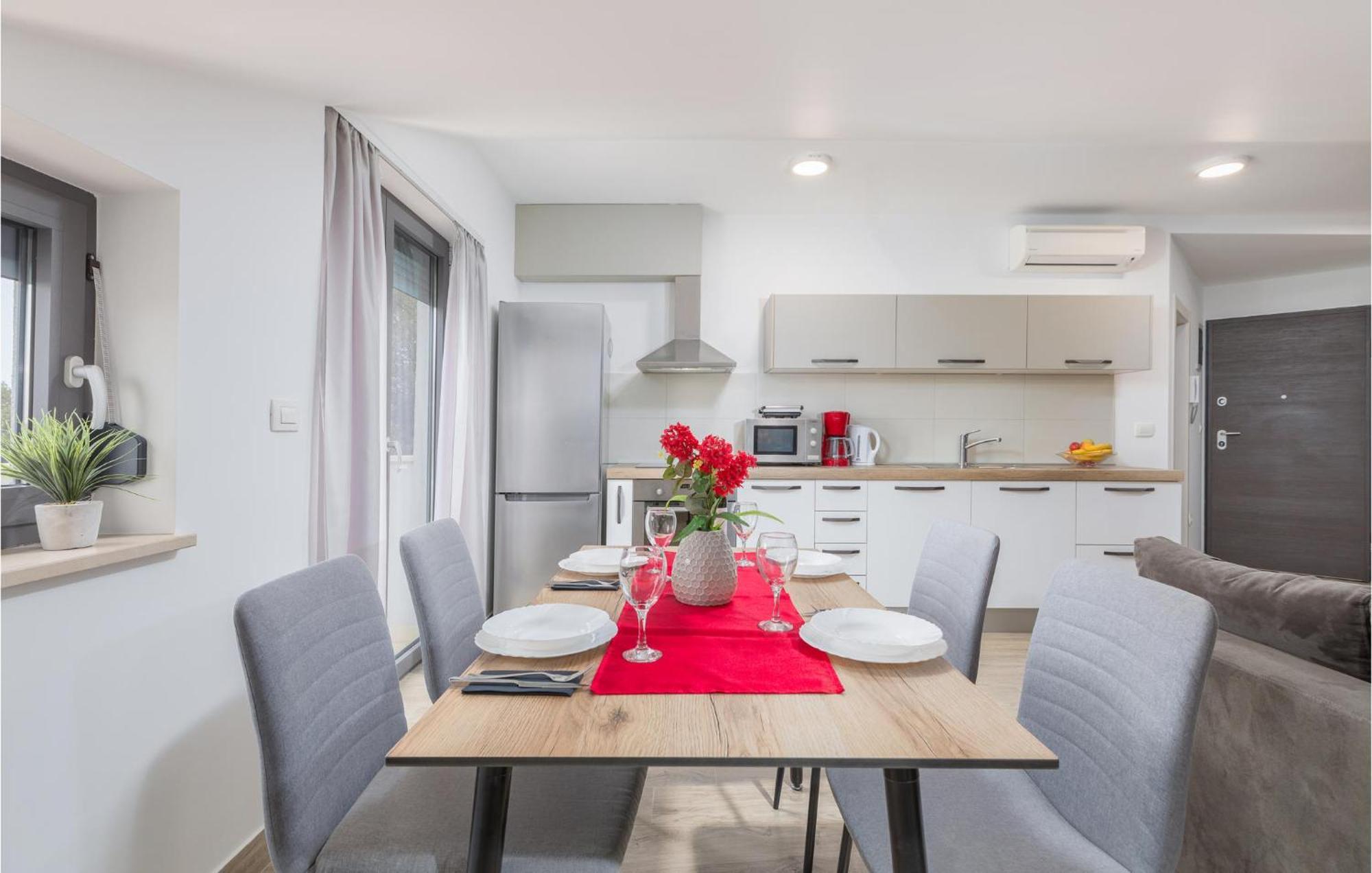 Stunning Apartment In Pjescana Uvala With Wifi Bagian luar foto