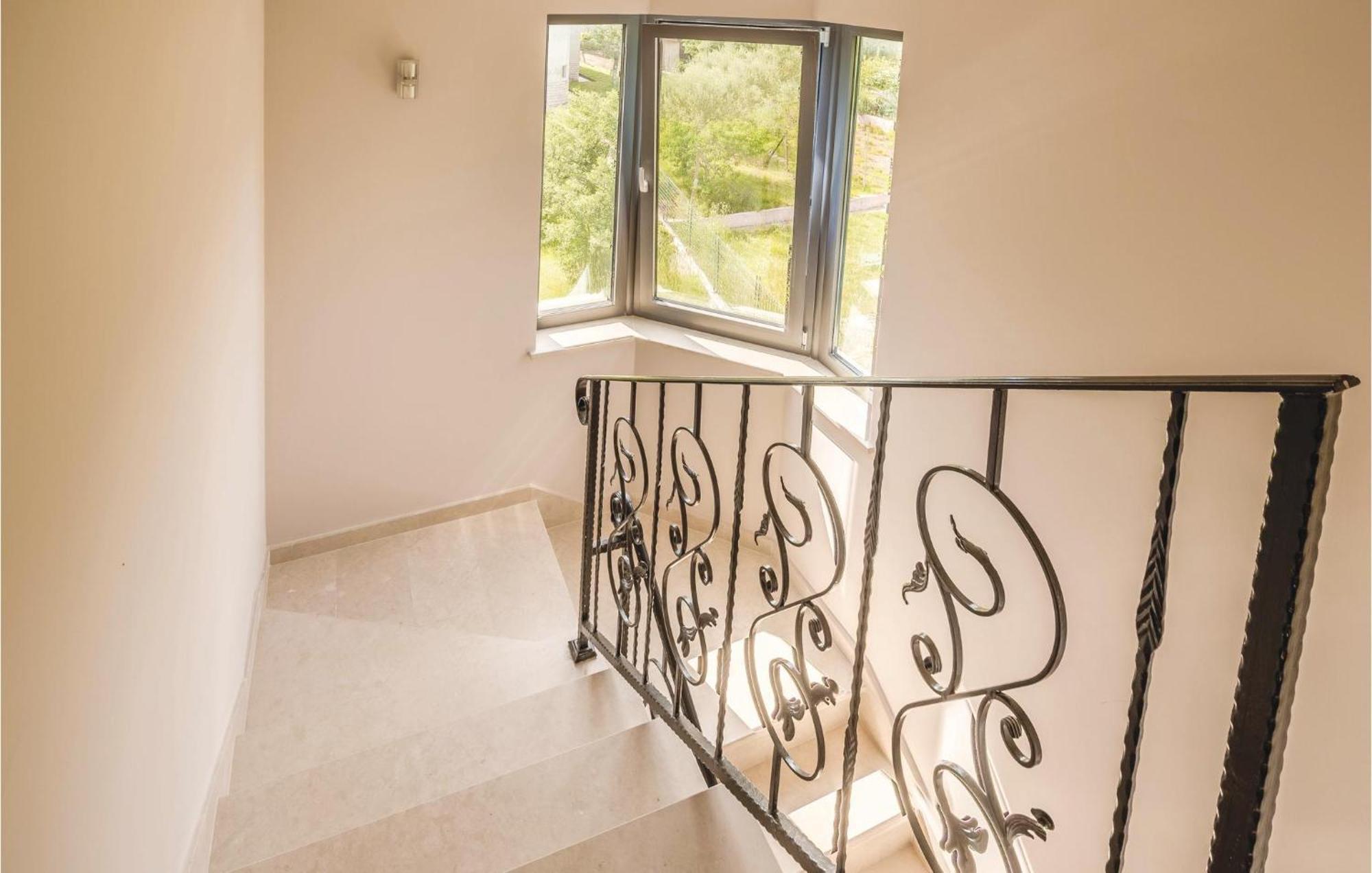 Stunning Apartment In Pjescana Uvala With Wifi Bagian luar foto